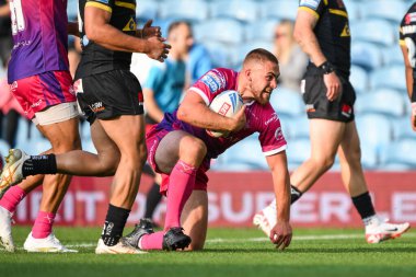 Huddersfield Giants 'tan Sam Hewitt, 18 Ağustos 2024' te Elland Road, Leeds, İngiltere 'de Huddersfield Giants Castleford Tigers' a karşı oynadığı Magic Weekend maçında şansını kutluyor.