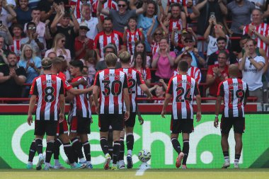 Brentford 'dan Yoane Wissa, 18 Ağustos 2024' te İngiltere 'deki Gtech Community Stadyumu' nda oynanan Premier League karşılaşmasında Brentford 'a karşı Crystal Palace maçına katılma hedefini kutluyor.