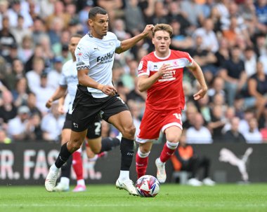 Derby County FC 'den Kayden JACKSON topu Middlesbrough takımından Aidan Morris' le birlikte 17 Ağustos 2024 'te İngiltere' nin Pride Park Stadyumu 'nda oynanan Derby County - Middlesbrough maçında atıyor.