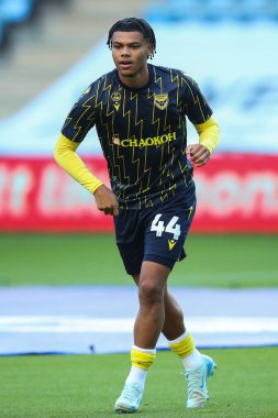 Oxford United takımından Dane Scarlett maç öncesi ısınma maçında Coventry City, Oxford United 'a karşı Coventry Building Society Arena, Coventry, İngiltere, 16 Ağustos 2024