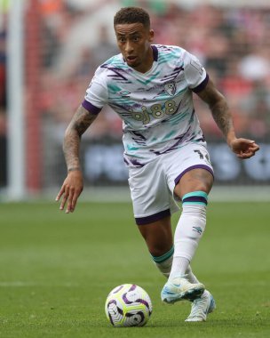 Bournemouth takımından Marcus Tavernier 17 Ağustos 2024 'te Nottingham Forest' a karşı Bournemouth City Ground, Nottingham, İngiltere 'de oynanan Premier League maçında topu aldı.