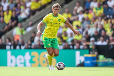 Norwich City 'den Callum Doyle, 17 Ağustos 2024' te Norwich City 'nin Carrow Road, Norwich' te Blackburn Rovers 'a karşı oynadığı Sky Bet Şampiyonası maçında topla koşuyor.
