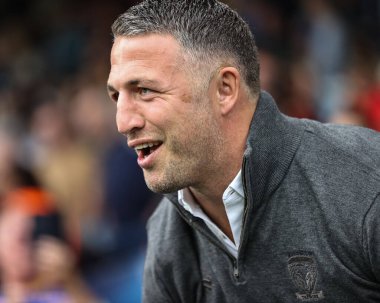 Sam Burgess Warrington Wolves 'un baş antrenörü. Warrington Wolves, Leeds Rhinos' a karşı oynadığı 17 Ağustos 2024 'teki Magic Weekend maçında gülümsüyor.