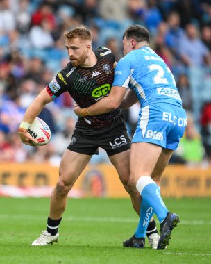 Wigan Warriors 'dan Adam Keighran, Wigan Warriors' un 17 Ağustos 2024 'te Elland Road, Leeds, Birleşik Krallık' ta St. Helens 'e karşı oynadığı Magic Weekend maçında St. Helens' li Ben Davies 'e yenildi.