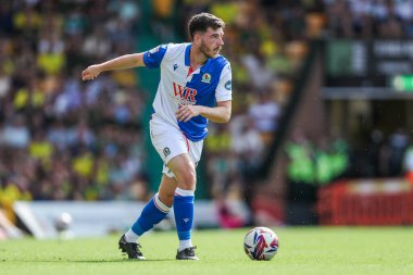 Blackburn Rovers takımından Joe Rankin-Costello, 17 Ağustos 2024 'te Norwich City - Blackburn Rovers maçında topla koşuyor.