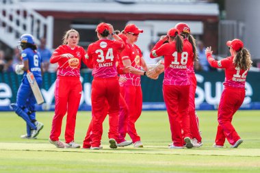 Galler Ateşi 'nden Freya Davies, Londra' nın Lords, Londra, İngiltere 'de 18 Ağustos 2024' te oynanan Galli Ateşli Kadınlar-Londra Ruh Kadınları maçında Londra 'nın Ruhu' na karşı oynadığı Londra Spirit maçında Londra 'nın Ruhu' ndan Cordelia Griffith 'in görevden alınmasını takım arkadaşlarıyla kutluyor.