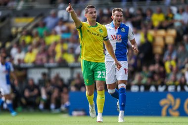 Norwich City 'den Kenny McLean ve Blackburn Rover' dan Ryan Hedges, 17 Ağustos 2024 'te Norwich City, Norwich Road' da Blackburn Rovers 'a karşı oynanan Sky Bet Şampiyonası maçında takımlarına talimat veriyorlar.