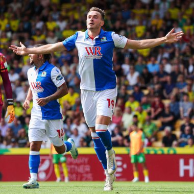 Blackburn Rovers 'dan Ryan Hedges, takımın 17 Ağustos 2024' te Carrow Road, Norwich, İngiltere 'de oynanan Sky Bet Şampiyonası maçında attığı ilk golü kutluyor.