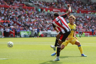 Brentford 'dan Kevin Schade 18 Ağustos 2024' te İngiltere 'nin Gtech Community Stadyumu' nda oynanan Premier League maçında şut attı.