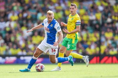 Blackburn Rovers 'dan Andi Weimann Norwich City' den Jack Stacey 'nin baskısı altında. 17 Ağustos 2024' te Norwich City - Blackburn Rovers maçında.