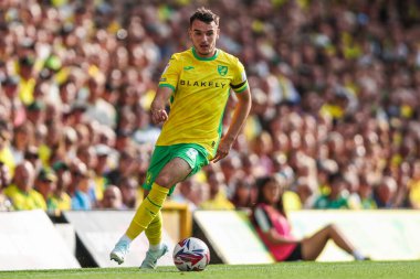Norwich City 'den Liam Gibbs, 17 Ağustos 2024' te Norwich City 'nin Carrow Road, Norwich' te Blackburn Rovers 'a karşı oynadığı Sky Bet Şampiyonası maçında topla koşuyor.