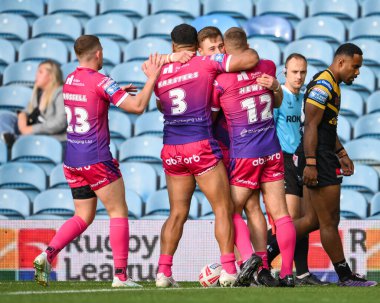 Huddersfield Giants 'tan Sam Halsall, 18 Ağustos 2024' te Elland Road, Leeds, İngiltere 'de Huddersfield Giants Castleford Tigers' a karşı oynadığı Magic Weekend maçında şansını kutluyor.