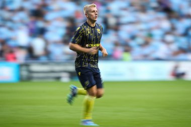 Oxford United takımından Louie Sibley maç öncesi ısınma maçında Coventry City, Oxford United 'a karşı Coventry Building Society Arena, Coventry, İngiltere, 16 Ağustos 2024