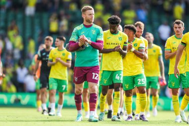 Norwich City 'den George Long, 17 Ağustos 2024' te Norwich City, Norwich Road, Norwich, İngiltere 'de oynanan ve Blackburn Rovers' a karşı oynanan Sky Bet Şampiyonası maçının ardından takımlar berabere kaldıktan sonra taraftarları kabul ediyor.