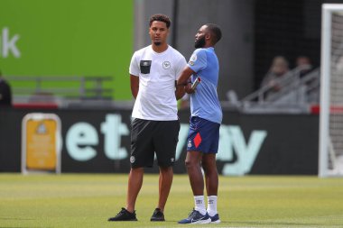 Brentford 'dan Myles Peart-Harris, 18 Ağustos 2024' te Londra 'daki Gtech Community Stadyumu' nda oynanan Premier League karşılaşması öncesinde sahaya bakıyor.