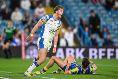 Leeds Rhinos takımından Paul Momirovski, 17 Ağustos 2024 'te Elland Road, Leeds, İngiltere' de oynanan Warrington Wolves-Leeds Rhinos maçında denemesini kutluyor.