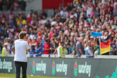 Brentford 'un Thomas Frank teknik direktörü 18 Ağustos 2024' te Londra 'daki The Gtech Community Stadyumu' nda oynanan Premier League karşılaşmasında taraftarları alkışlıyor.