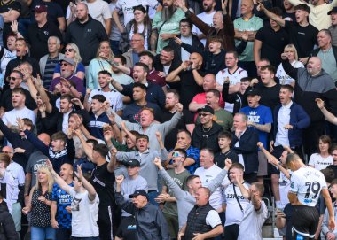 Derby taraftarları Gökyüzü İddia Şampiyonası maçında Derby County - Middlesbrough maçı sırasında İngiltere 'nin Derby Stadyumu' nda 17 Ağustos 2024