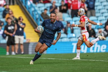 Hull KR 'dan Elliot Minchella Magic Weekend maçında tek başına 30 yarda koşmak için yarışıyor. Catalans Dragons, Hull KR' a karşı Elland Road, Leeds, İngiltere, 18 Ağustos 2024