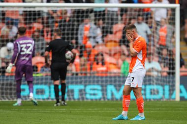 Blackpool 'dan Lee Evans, 17 Ağustos 2024' te Bloomfield Road, Blackpool, İngiltere 'de oynanan Blackpool-Stockport maçında yüzünü ovuşturuyor.