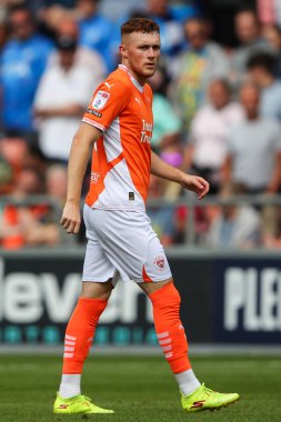 Blackpool 'dan Sonny Carey 17 Ağustos 2024' te Bloomfield Road, Blackpool 'da oynanan Blackpool-Stockport maçı sırasında