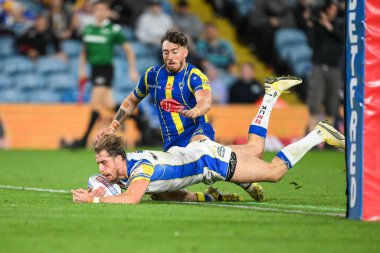 Leeds Rhinos takımından Paul Momirovski, 17 Ağustos 2024 'te Elland Road, Leeds, İngiltere' de oynanan Warrington Wolves - Leeds Rhinos maçında şansını deniyor.