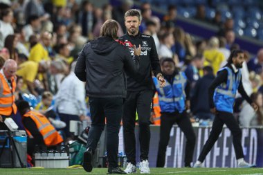 Leeds United 'ın Daniel Farke teknik direktörü, Carabao Cup maçının sonunda Michael Carrick ile el sıkışıyor. Leeds United, Middlesbrough' a karşı, Elland Road, Leeds, Birleşik Krallık, 14 Ağustos 2024 'te oynanan Carabao Kupası maçında.