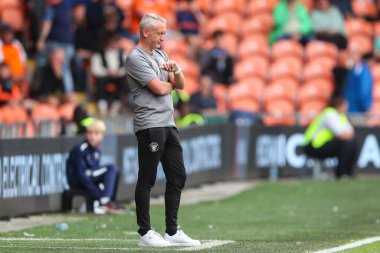 Blackpool 'un Neil Critchley yöneticisi, 17 Ağustos 2024' te Bloomfield Road, Blackpool 'da oynanan Blackpool-Stockport maçında saatini kontrol ediyor.