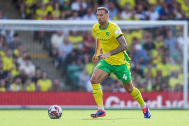 Norwich City 'den Shane Duffy, 17 Ağustos 2024' te Norwich City 'nin Carrow Road, Norwich' te Blackburn Rovers 'a karşı oynadığı Sky Bet Şampiyonası maçında topla koşuyor.