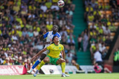 Norwich City 'den Ben Chrisene, Blackburn Rovers takımının Makhtar Gueye' si ile birlikte Norwich City 'nin Blackburn Rovers' a karşı oynadığı 17 Ağustos 2024 'te oynanan maçta top için mücadele ediyor.