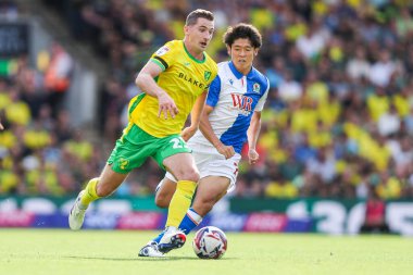 Norwich City 'den Kenny McLean, Blackburn Rovers' dan Yuki Ohashi 'nin baskısı altında Gökyüzü İddia Şampiyonası maçı sırasında Norwich City, Norwich Road, Norwich, İngiltere, 17 Ağustos 2024' te Blackburn Rovers 'a karşı