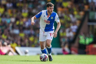 Blackburn Rovers takımından Joe Rankin-Costello, 17 Ağustos 2024 'te Norwich City - Blackburn Rovers maçında topla koşuyor.