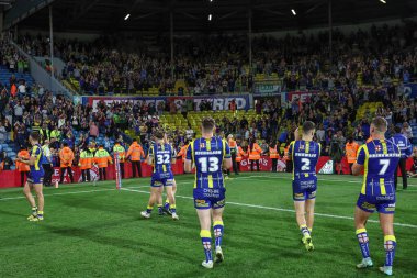 Warrington oyuncuları Magic Weekend maçı sırasında taraftarlarla birlikte Warrington Wolves, Leeds Rhinos 'a karşı Elland Road, Leeds, İngiltere' de 17 Ağustos 2024 'te kazandıkları galibiyeti kutladılar.