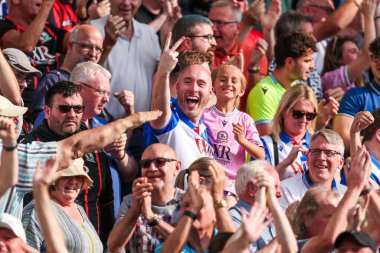 Blackburn Rovers taraftarları, 17 Ağustos 2024 'te İngiltere' nin Carrow Road kentinde oynanan Norwich City-Blackburn Rovers maçında takımın ikinci golünü kutluyor.