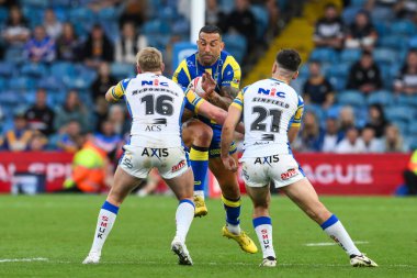 Warrington Wolves 'tan Paul Vaughan, Leeds Rhinos' tan James McDonnell ve Leeds Rhinos 'tan Jack Sinfield ile Warrington Wolves' un Leeds Rhinos 'a karşı oynadığı Magic Weekend maçı sırasında 17 Ağustos 2024' te Elland Road, Leeds, İngiltere 'de mücadele etti.