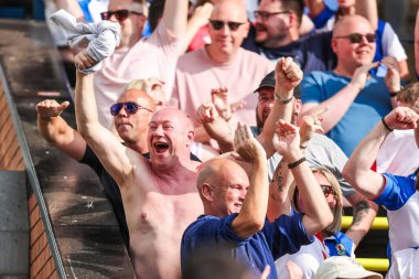 Blackburn Rovers taraftarları, 17 Ağustos 2024 'te İngiltere' nin Carrow Road kentinde oynanan Norwich City-Blackburn Rovers maçında takımın ikinci golünü kutluyor.