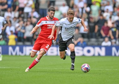 Derby County FC 'den Ben OSBORN, Middlesbrough takımından Tommy Smith' in 17 Ağustos 2024 'te İngiltere' deki Derby Park Stadyumu 'nda oynanan Gökyüzü İddia Şampiyonası maçında savunmasını yaptığı topla saldırıyor.