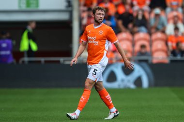 Blackpool 'dan Matthew Pennington 17 Ağustos 2024' te Bloomfield Road, Blackpool 'da oynanan Blackpool-Stockport maçı sırasında