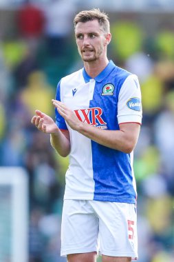 Blackburn Rovers takımlarından Dom Hyam, 17 Ağustos 2024 'te Norwich City, Norwich Road, Norwich, İngiltere' de oynanan Blackburn Rovers maçının ardından takımlar berabere kaldıktan sonra taraftarları kabul ediyor.
