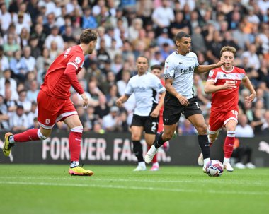 Derby County FC 'den Kayden JACKSON topa Middlesbrough' dan Rav van den Berg ve Aidan Morris 'le saldırıyor. Derby County - Middlesbrough maçı sırasında İngiltere' nin başkenti Derby Stadyumu 'nda savunma yapıyorlar.