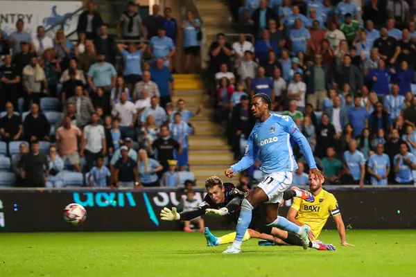 Coventry City 'den Hacı Wright, Coventry Building Society Arena, Coventry, İngiltere, 16 Ağustos 2024' te oynanan Coventry City-Oxford United maçında 3-2 berabere kaldı.