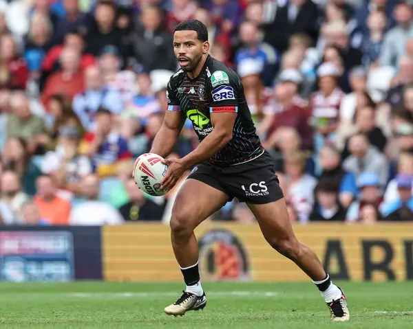 Wigan Warriors 'dan Kruise Leeming, Wigan Warriors' un 17 Ağustos 2024 'te Elland Road' da St. Helens 'e karşı oynadığı Wigan Warriors maçında topla birlikte.