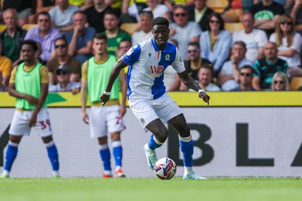 Blackburn Rovers takımından Makhtar Gueye, 17 Ağustos 2024 'te Norwich City - Blackburn Rovers maçında topla koşuyor.