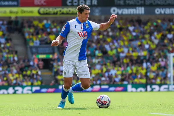 Blackburn Rovers takımından Callum Brittain, 17 Ağustos 2024 'te Norwich City ve Blackburn Rovers maçında topla koşuyor.