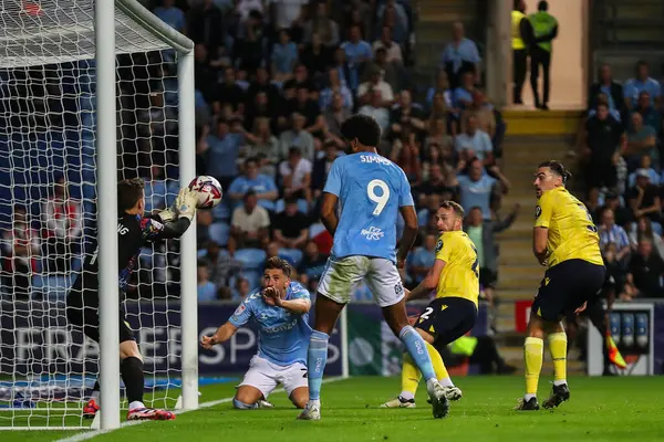 Oxford United 'dan Jamie Cumming, Coventry Building Society Arena, Coventry, İngiltere' de 16 Ağustos 2024 'te oynanan Sky Bet Şampiyonası maçında gol çizgisinde Luis Binks' ten kurtarıyor.