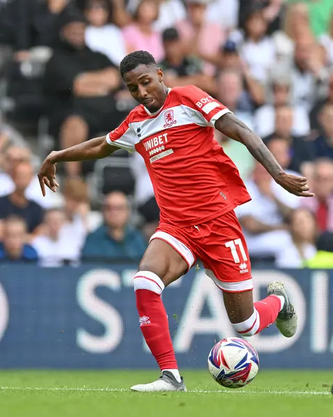 Middlesbrough 'dan Isaiah Jones, 17 Ağustos 2024' te İngiltere 'nin Pride Park Stadyumu' nda oynanan Derby County - Middlesbrough maçında topu geçiyor.
