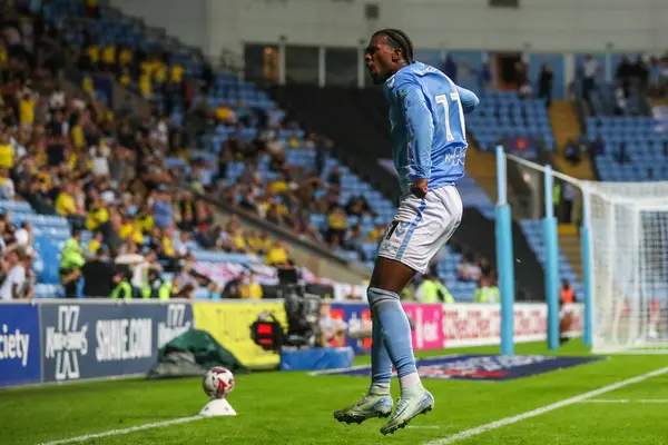 Coventry City 'den Hacı Wright, Coventry Building Society Arena, Coventry, İngiltere' de oynanan Coventry City-Oxford United maçında 3-2 kazanma hedefini kutluyor.