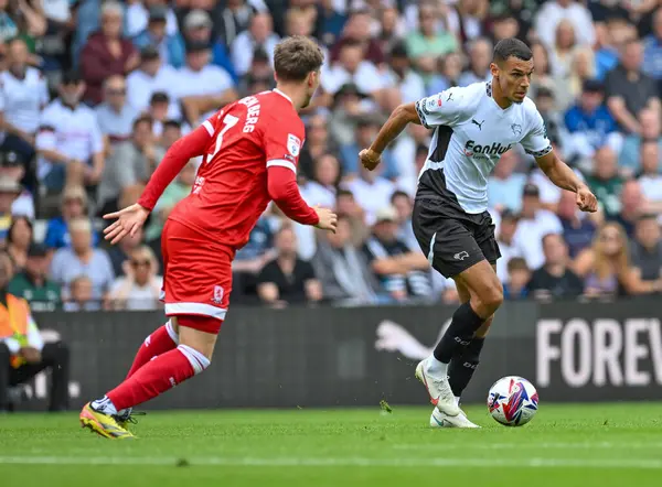Derby County FC 'den Kayden JACKSON topa Middlesbrough' dan Rav van den Berg 'le saldırıyor. 17 Ağustos 2024' te İngiltere 'nin Derby Park Stadyumu' nda oynanan Sky Bet Şampiyonası maçında savunma yapıyor.