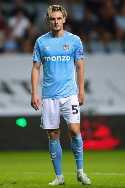 Coventry City 'den Jack Rudoni, Stoke City ile Coventry City arasındaki 10 Ağustos 2024' te Bet365 Stadyumu 'nda oynanan Sky Bet Şampiyonası maçında iş başında.