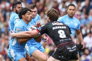 St. Helens 'li James Bell, Wigan Warriors' un 17 Ağustos 2024 'te Elland Road, Leeds, İngiltere' de St. Helens 'e karşı oynadığı Magic Weekend maçında Wigan Warriors' dan Ethan Havard tarafından yenildi.